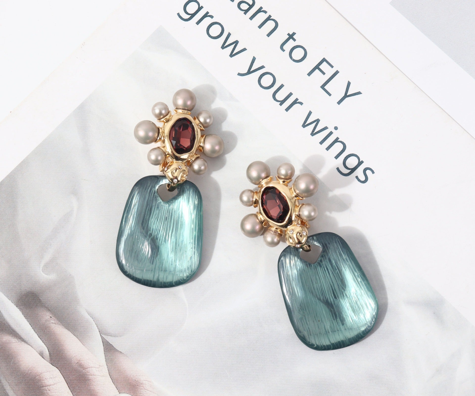 Pearl organic glass ear clip